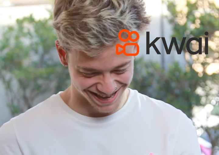 Influencer colaborando con Kwai