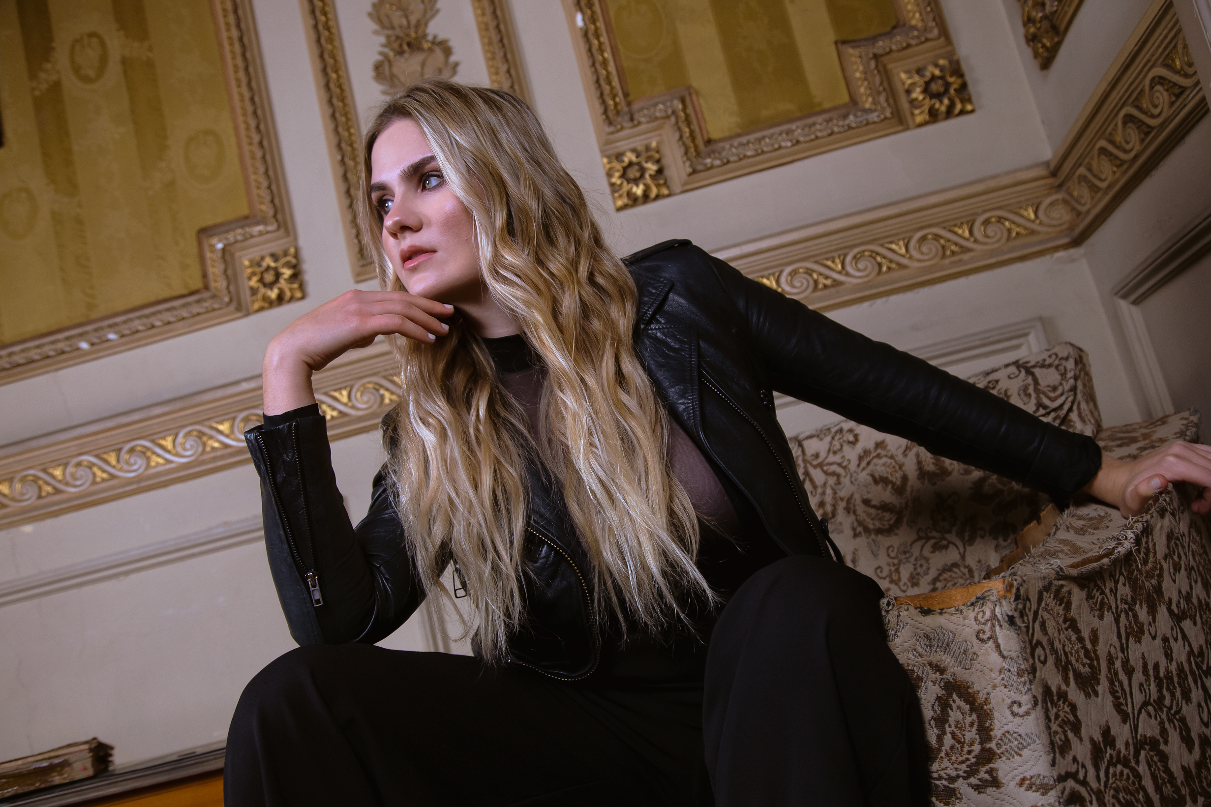 Modelo con vestimenta elegante